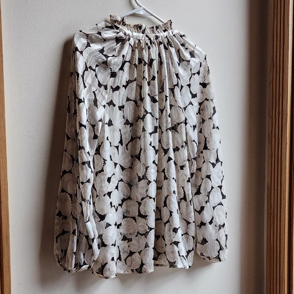 H&M Cream/Black Ruffled V-Neck Seashell Blouse Size XS - Picture 10 of 12